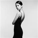 استودیوی مد پرتره زیبا زن در لباس شب سیاه و سفید زیبایی آسیایی