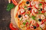 پیتزا با میگو ماهی آزاد و زیتون