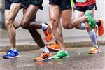 استکهلم مه 30 گروهی از دوندگان با کفش های رنگارنگ و پاها عضلانی در ASICS استکهلم ماراتن 2015 2015 مه 30 در استکهلم سوئد برنده Yekeber Bayabel شماره 102 است