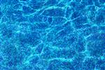 بازتاب خورشید در رگه های آب آبی روشن از استخر شنا با پایین موزاییک