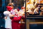 پنجره کودکان خرید در بازار کریسمس سنتی در آلمان در روز زمستان پوشیده از برف بچه ها آب نبات و شیرینی و شیرینی زنجفیلی در شیرینی خرید پسر و دختر انتخاب شیرینی در نانوایی Xmas