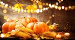 مبارک روز مبارک روز شکرگذاری میز چوبی با کدو تنبل گردو شمع و گل سرخ پاییز تزئین شده است زیبا تعطیلات پاییز جشنواره مفهوم صحنه پاییز برداشت