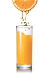 ریختن آب پرتقال از نارنجی به شیشه ای جدا شده بر روی سفید