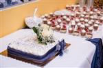 کیک عروسی با گل بر روی میز