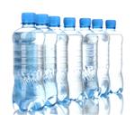 بطری های پلاستیکی آب جدا شده روی سفید