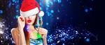 زن کریسمس دختر مدل زیبایی در کلاه بابا نوئل با لب قرمز لیوان شامپاین در دست خود جشن در مهمانی شبانه پرتره زرق و برق نزدیک در زمینه زمستانی گسترده با copyspace