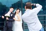 عکاس عروسی در عمل گرفتن عکس از عروس و داماد