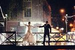 عروس و داماد در شب در زیر باران رقصیدن