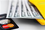 یکاتاترینبورگ روسی 25 آوریل 2014 اسکناس های دلار آمریکا در کیف پول و کارت اعتباری Mastercard