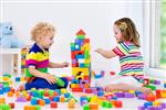 کودکان در سن پیش دبستانی با بلوک های اسباب بازی پلاستیکی رنگارنگ بازی می کنند بچه های مهد کودک خلاق یک برج بلوک می سازند اسباب بازی های آموزشی برای کودک نو پا یا کودک خواهران و برادران با هم تفریح ​​می کنند