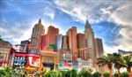 LAS VEGAS NEVADA 16 مه تصاویر هنری HDR رنگارنگ از غروب خورشید در پشت کازینو و هتل نیویورک-نیویورک با صندلی چرخ دار خود لاس وگاس 16 مه 2016