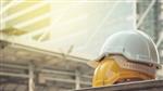 کلاه ایمنی ایمنی سفید زرد برای پروژه ایمنی کارگر به عنوان مهندس یا کارگر در کف بتونی در سطح شهر