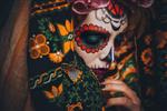 پرتره نزدیک Calavera Catrina زن جوان با آرایش جمجمه قند Dia de los muertos روز مرگ هالووین