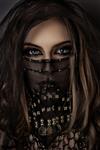 چشمان دودی زیبا زنان عربی پرتره با آرایش و حجاب روی صورت