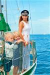 خانواده مبارک مادر در کلاه کاپیتان پسر کودک دختر روی کشتی قایق بادبانی کودکان از تفریح ​​جزایر در سفرهای تابستانی لذت می برند ماجراجویی سفر قایقرانی با بچه ها در تعطیلات خانوادگی