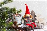 دکوراسیون کریسمس با سانتا اسباب بازی شمع سوزان شاخه های صنوبر
