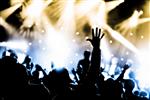 تشویق جمعیت و دستان بلند شده در یک کنسرت موسیقی زنده