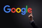 تاجر با کت و شلوار با زمینه تیره کتیبه لوگوی گوگل را در دست دارد محبوب ترین موتور جستجوی جهان است
