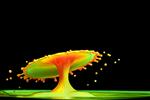 قارچ انفجاری قطره آب رنگی روی یک هنر مایع پشت زمینه