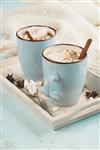 فنجان های آبی نوشیدنی شکلات داغ با مارشمالو و دارچین در زمینه چوبی آبی زمان زمستان مفهوم تعطیلات تمرکز انتخابی تون