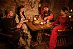 مردم قرون وسطی در میخانه قلعه باستانی می خورند و می نوشند