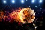 ضربه قدرتمند توپ فوتبال با شعله آتش