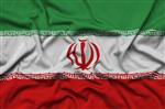 پرچم ایران روی پارچه‌ای اسپرت با چین‌های فراوان به تصویر کشیده شده است