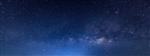 پانوراما آسمان شب آبی راه شیری و ستاره در پس زمینه تیره با نویز و دانه عکس با نوردهی طولانی و انتخاب تعادل رنگ سفید