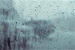 باران آب را روی پس‌زمینه شیشه ماشین می‌ریزد نمای بیرون از ماشین پس‌زمینه در حال باریدن سطح ماشین از پنجره شیشه‌ای با قطره آب باران در روز بارانی