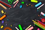 مفهوم بازگشت به مدرسه لوازم مدرسه روی پس زمینه تخته سیاه لوازم جانبی برای مدرسه - مداد قیچی گچ نشانگر نمای بالا فضا را کپی کنید
