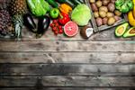 غذای ارگانیک میوه ها و سبزیجات تازه روی زمینه چوبی