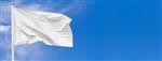 پرچم سفید در حال اهتزاز در باد روی میله پرچم در برابر آسمان با ابرها در روز آفتابی بنر نمای نزدیک