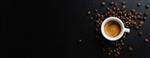 اسپرسوی خوشمزه در فنجان با دانه های قهوه و قاشق سرو می شود نمای از بالا پس زمینه تیره بنر