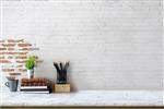 ماکت محل کار میز مرمر سفید مینیمالیستی شیک با لوازم گیاه خانگی فضای کپی برای مونتاژ نمایش محصول