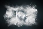طرح انتزاعی انفجار ابر برفی پودر سفید در پس زمینه تیره
