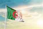 پرچم ملی الجزایر در ابرهای زیبا در اهتزاز است