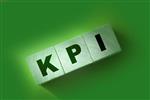 KPI - بلوک های چوبی با حروف شاخص عملکرد کلیدی مفهوم KPI نمای بالا در پس زمینه قرمز