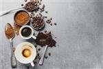 اسپرسو خوشمزه در فنجان با دانه های قهوه نمای از بالا مفهوم قهوه
