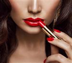 مدل زیبایی استفاده از رژ لب قرمز آرایش لب و لاک ناخن زنانه از نزدیک لوازم آرایشی آرایش صورت زرق و برق