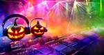 موسیقی دیسکو هالووین - کدو تنبل با هدفون در کلوپ شبانه با کنفتی و نورهای انتزاعی غیر متمرکز