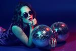 زن مهمانی سکسی دیسکو عینک آفتابی لباس مجلسی پولک دار توپ های دیسکو چراغ های نئون آرایش روشن
