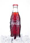 لندن بریتانیا - 20 ژانویه 2018 بطری شیشه ای سرد نوشیدنی کوکاکولا با یخ و شبنم در زمینه سفید این نوشیدنی توسط شرکت کوکاکولا تولید و تولید می شود