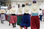 رقصندگان در حال رقصیدن و پوشیدن یکی از لباس‌های سنتی مردمی از مایورکا جزایر بالئاریک اسپانیا